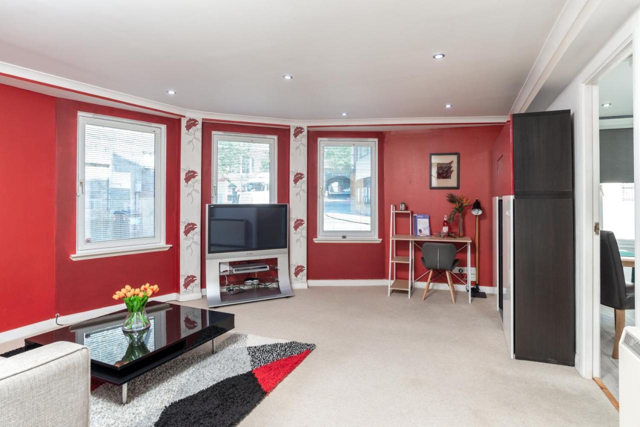 Historic Location, Private Parking, Ground Floor Luxury Flat * Абердин