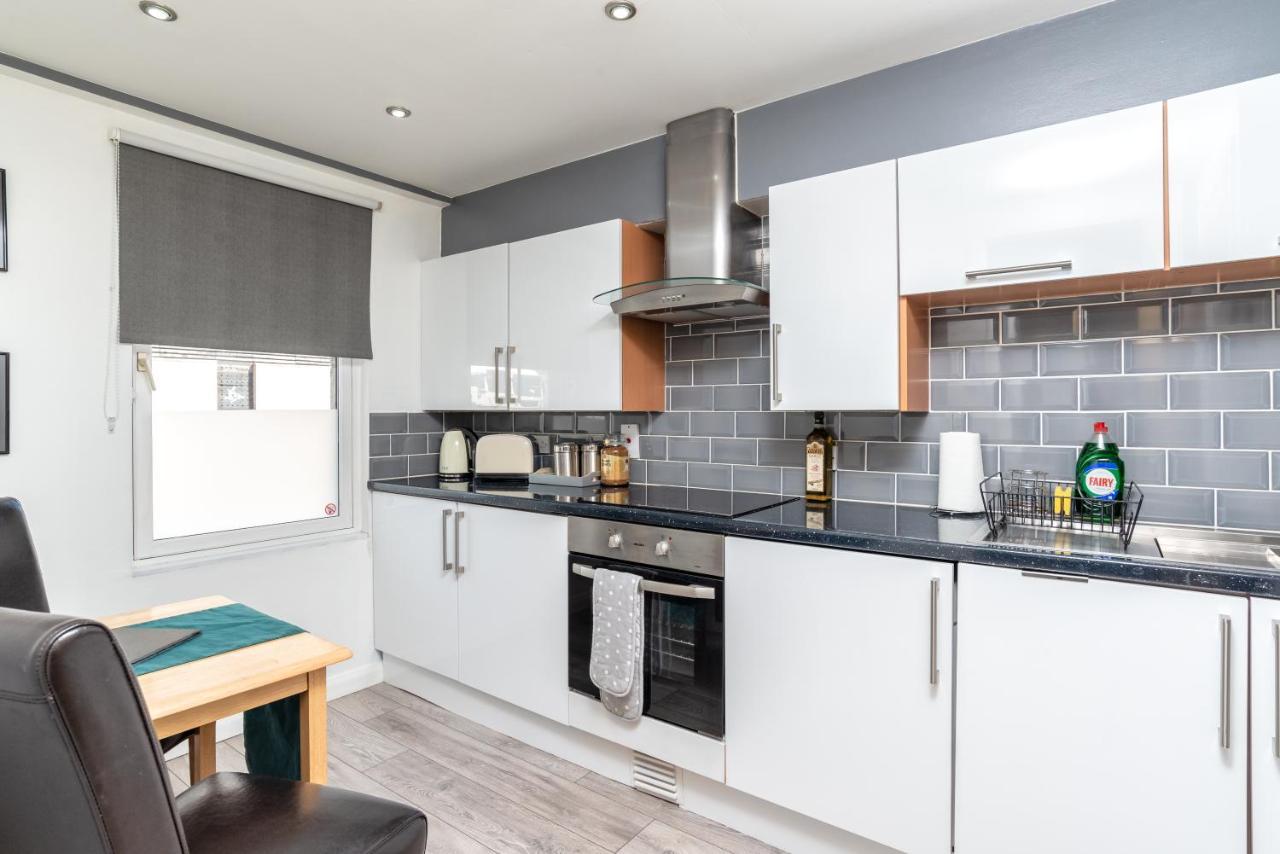 Historic Location, Private Parking, Ground Floor Luxury Flat * Абердин