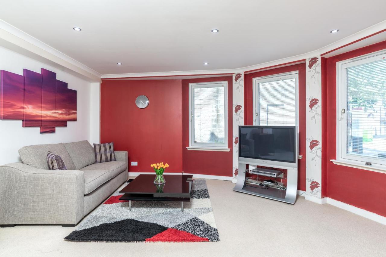 Historic Location, Private Parking, Ground Floor Luxury Flat * Абердин